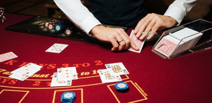 Online vs. in-person play Počítání karet: online versus offline kasina