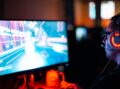 Gamer mit Headset spielt schwieriges PC-Spiel – Artikel über Spieldesign und Schwierigkeitsgrad