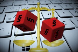 Würfel auf einer Gerechtigkeitswaage