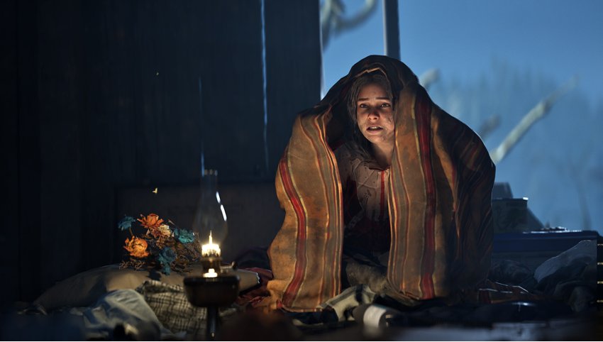 Hell is Us Rezension Frau vor Lampe in Decke eingehüllt