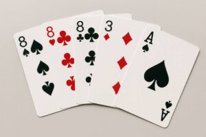 trío como combinación de póker