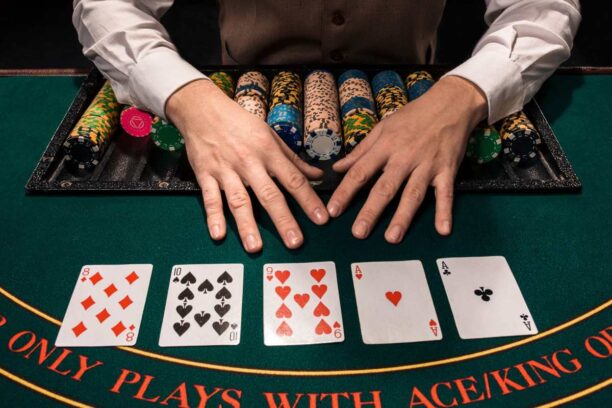 La mesa de póker Texas Holdem está repleta de posibilidades