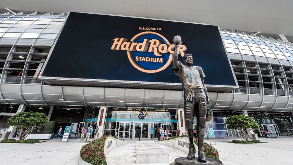 La statue de Dan Marino se dresse fièrement devant le Hard Rock Stadium, domicile des Miami Dolphins.