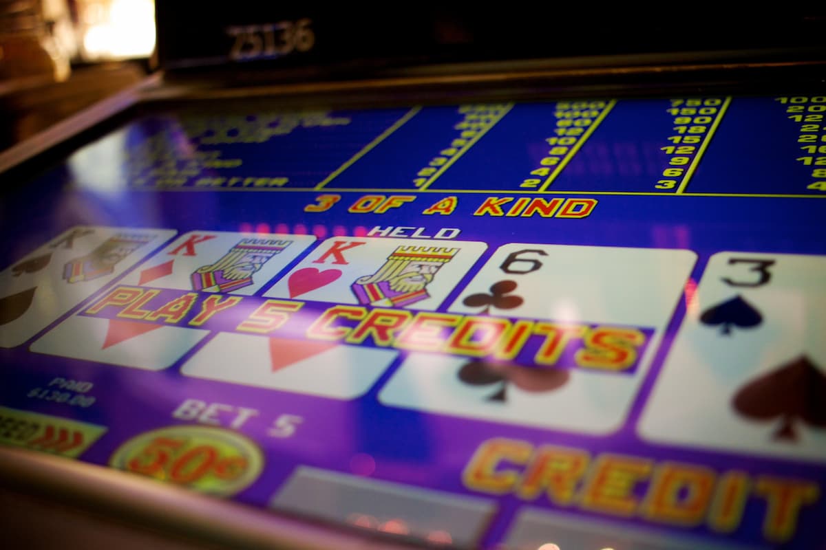 Videopoker uitleg, spelregels en winnende strategieën
