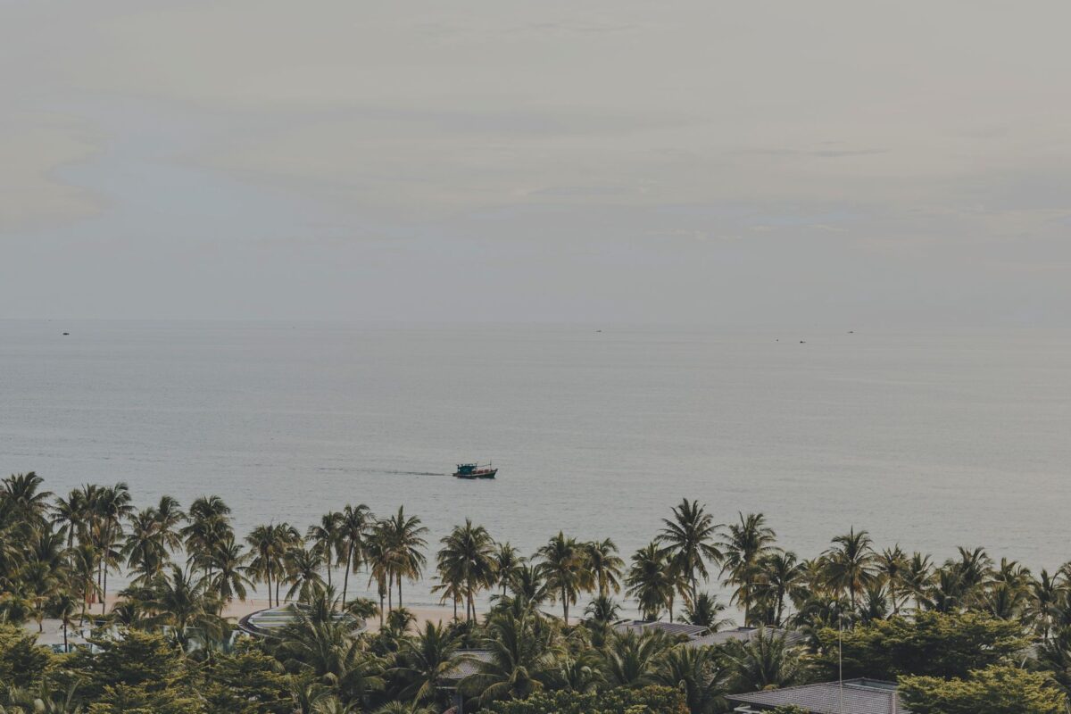 B&atilde;i biển h&agrave;ng dừa ở đảo Ph&uacute; Quốc, nơi c&oacute; casino th&iacute; điểm cho người Việt